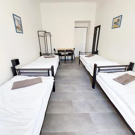 Traveller's F1 Homestay *